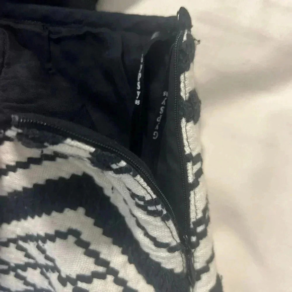 Gypsy Black & white Aztec Geometric Mini Skirt lace beaded trim size medium nwt - Picture 5 of 10